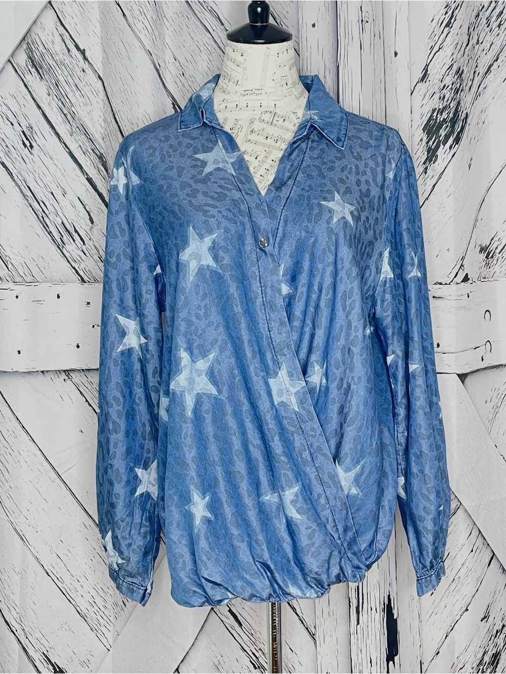 Ventiโ6 Drop Sleeve Blouse Chambray w/Stars & Animal Print M
